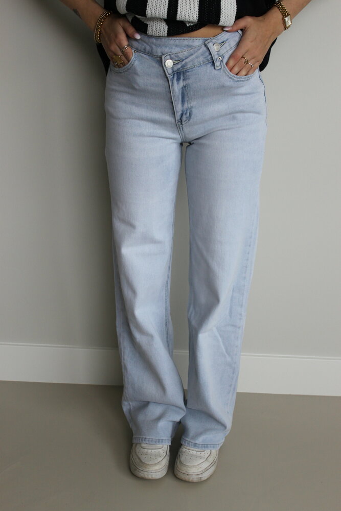 Blue jeans with a double button